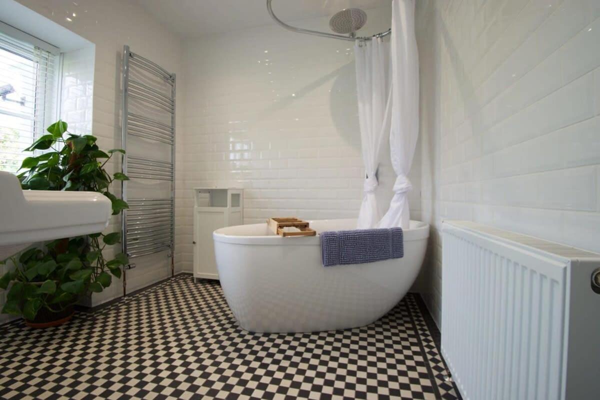 Spacious Town House With Swimming Pool Plymouth Eksteriør bilde